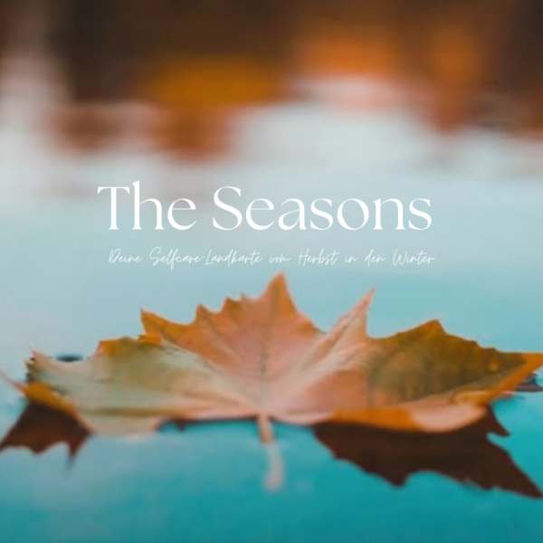 Ein Ahornblatt, das auf einer Wasseroberfläche liegt. Schrift: the Seasons - Deine Selfcare-Landkarte vom Herbst in den Winter